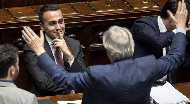 Sbarbi a Di Maio: "Sei una copertura!"