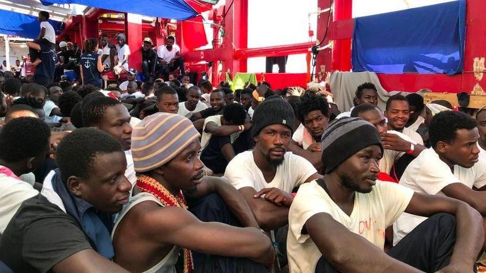 Migranti Ocean Viking Tunisia Italia sbarchi Lampedusa Porto Empedocle coltelli - Leggilo