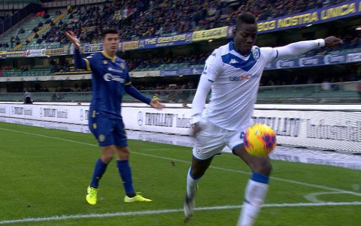 Cori razzisti Mario Balotelli Matteo Salvini operaio Ilva attaccante Brescia tifosi Verona - Leggilo
