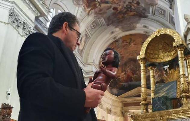 Palerno, l'Arcivescovo celebra messa di Natale con statua bambino Gesù nero - Leggilo.org