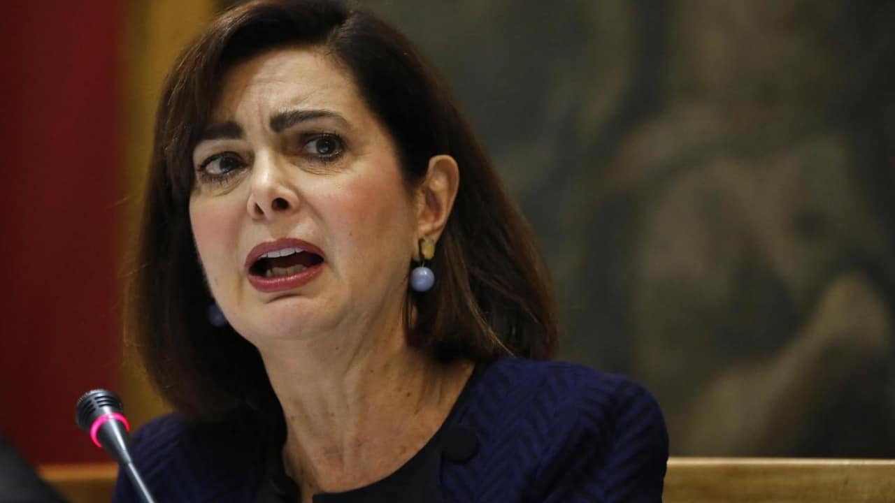 Boldrini contro Mussolini: "Prima di parlare della Segre conti fino a 10" - Leggilo.org