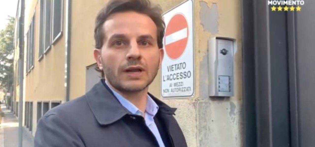 Milano: consigliere M5S citofona sede Lega e chiede dei 49 milioni di euro - Leggilo.org