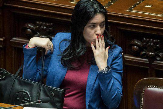 Lucia Azzolina vince un concorso per dirigenti scolastici: “Mi sveglio alle 5 del mattino, non sono Salvini” Lucia Azzolina vince un concorso per dirigenti scolastici: “Mi sveglio alle 5 del mattino, non sono Salvini”
