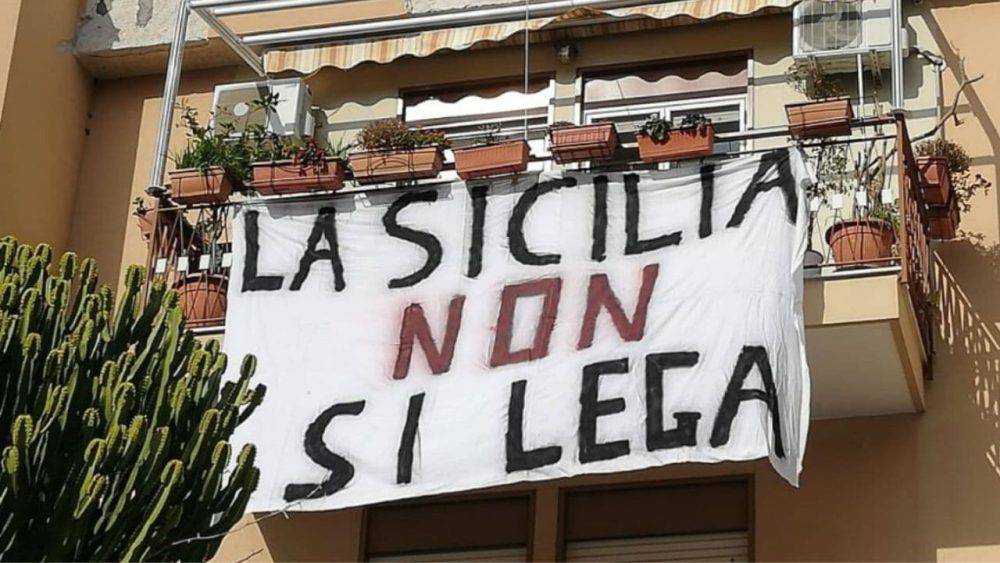 salvini palermo protesta lenzuola