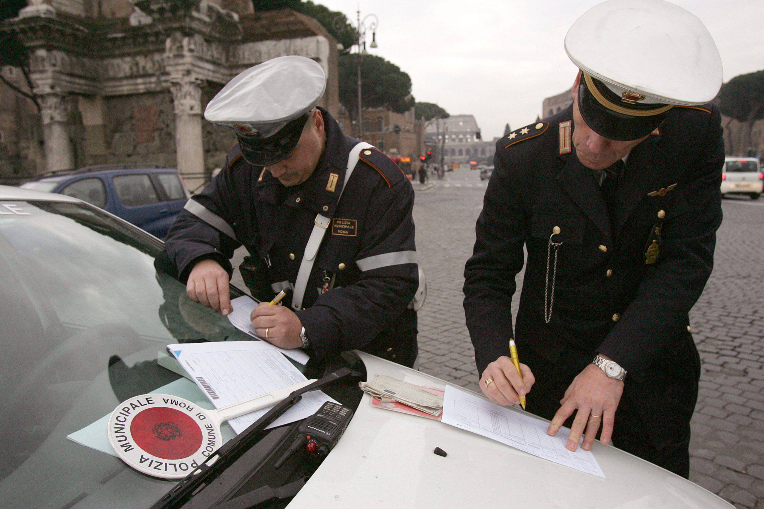 Treviso, due uomini multati per aver consumato dei cornetti fuori al bar - Leggilo.org