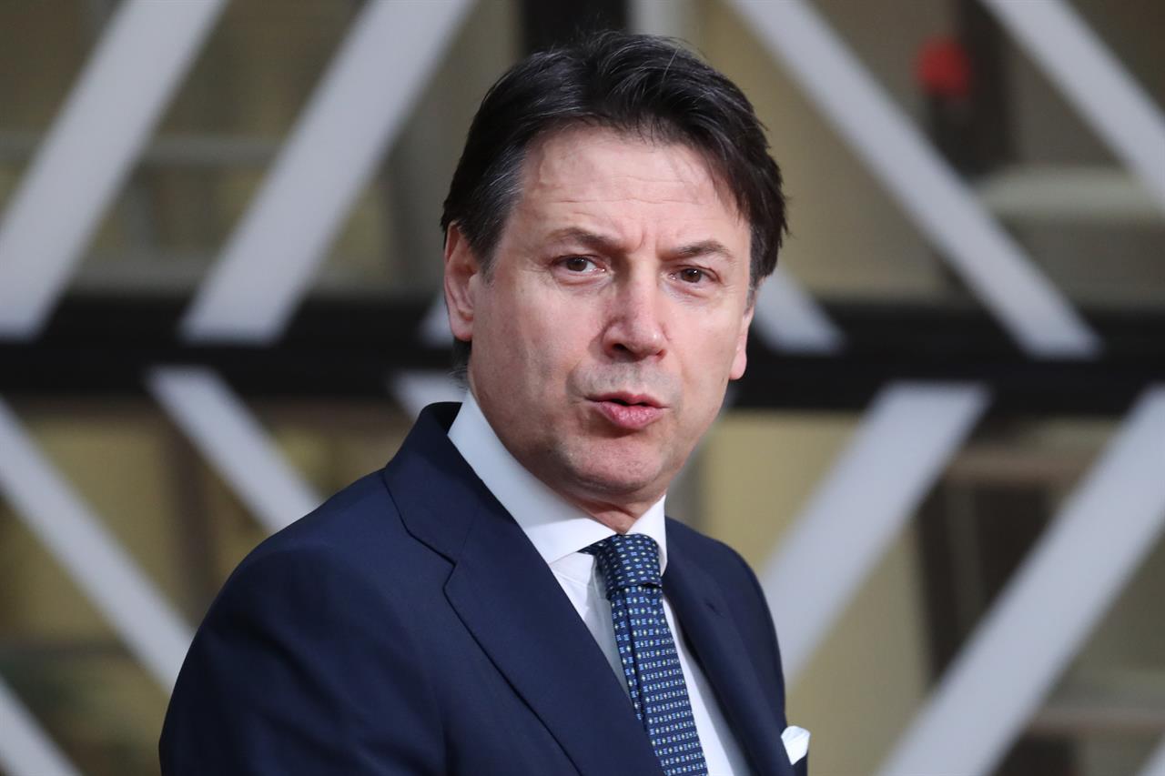 Conte contestato fuori Palazzo Chigi al grido di: "Dimissioni" - Leggilo.org