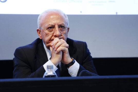 Coronavirus, ora le inchieste sui soldi alla Sanità privata posso travolgere De Luca. E il PD Coronavirus, ora le inchieste sui soldi alla Sanità privata posso travolgere De Luca. E il PD
