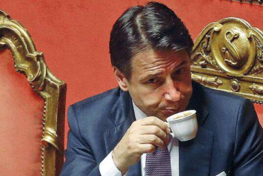 L’economia è in ginocchio ma il Governo abbassa il limite per i contanti