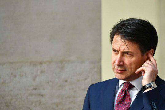 “I giovani bevono e sudano in discoteca. Devo vietarle”, dice Conte “I giovani bevono e sudano in discoteca. Devo vietarle”, dice Conte