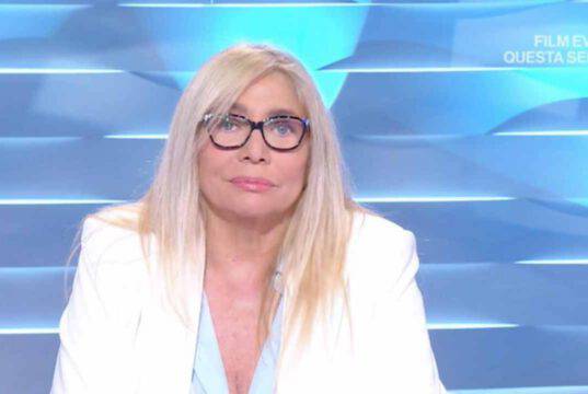 Venier, il marito svela la sua ossessione: “Mi sveglia alle 6 per farlo…” Venier, il marito svela la sua ossessione: “Mi sveglia alle 6 per farlo…”