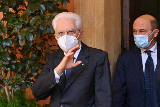 Offende il Presidente Mattarella sui social: i Carabinieri si presentano in casa e la perquisiscono Offende il Presidente Mattarella sui social: i Carabinieri si presentano in casa e la perquisiscono
