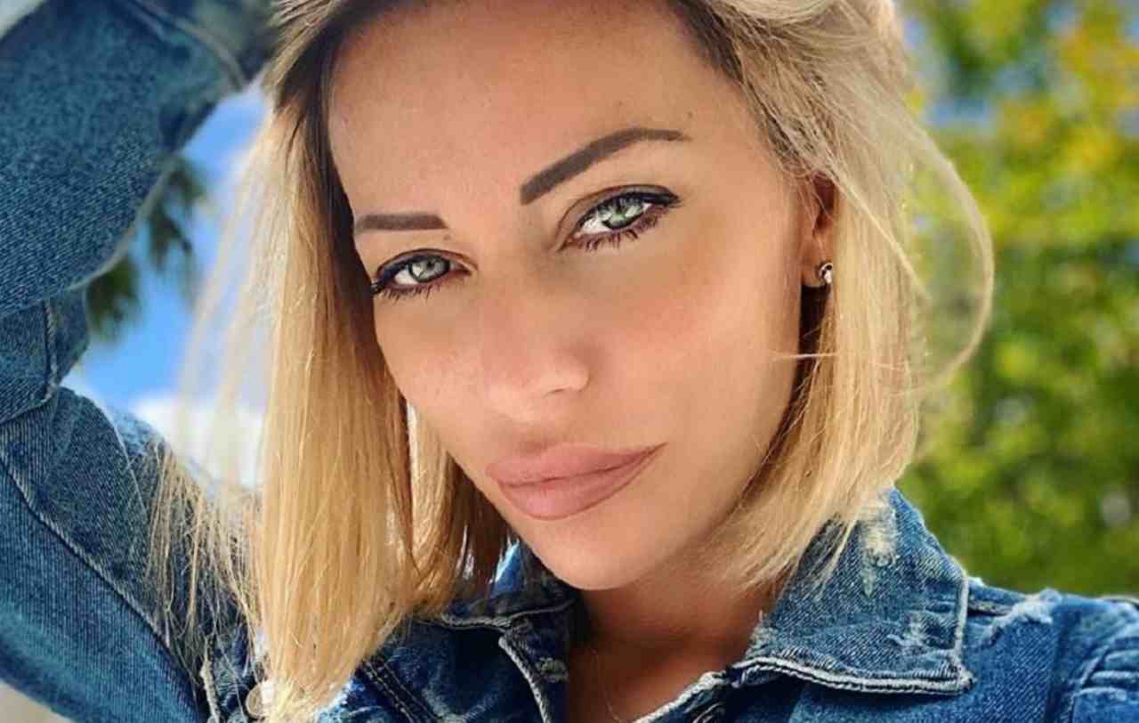 Karina Cascella senza veli: i follower notano il tatuaggio dal vestito Karina Cascella senza veli: i follower notano il tatuaggio dal vestito