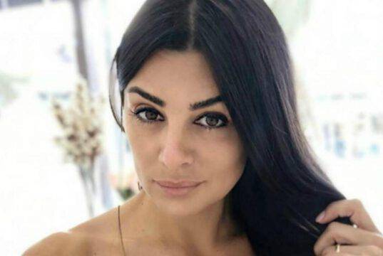 Elga Enardu, il caffè al risveglio in vestaglia è bollente: “Sei una favola” Elga Enardu, il caffè al risveglio in vestaglia è bollente: “Sei una favola”