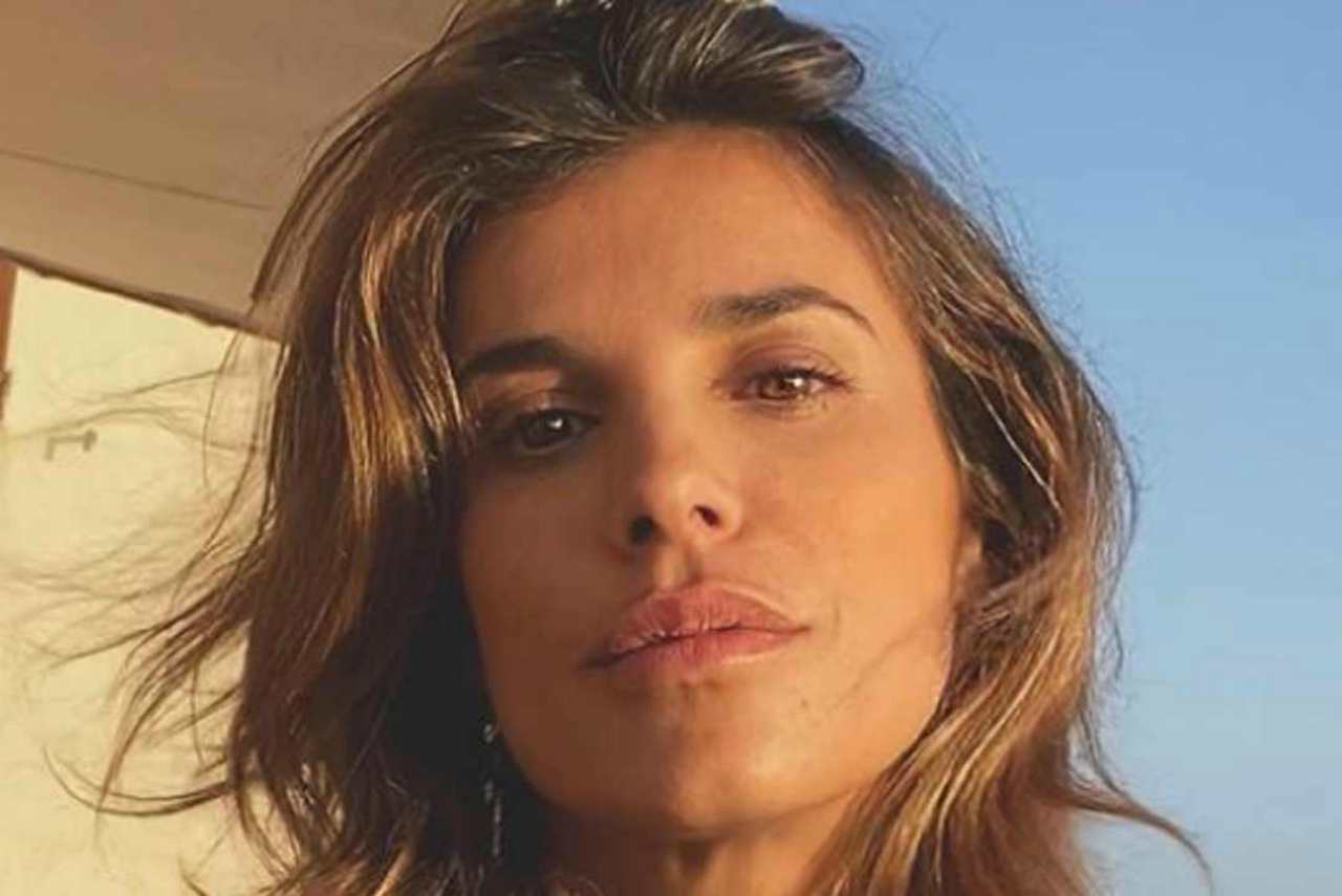Elisabetta Canalis e le gambe accavallate sul tavolo: il post è bollente Elisabetta Canalis e le gambe accavallate sul tavolo: il post è bollente
