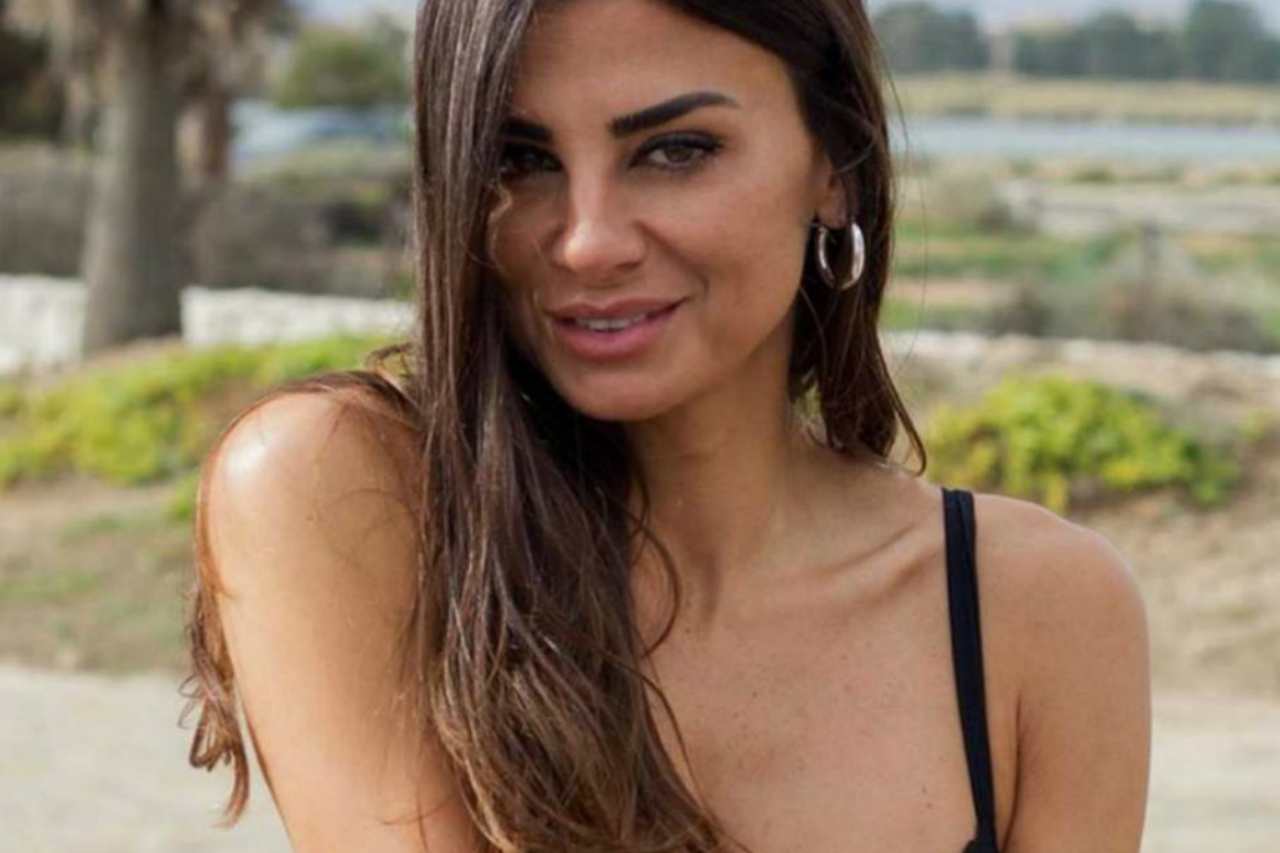 Serena Enardu in bikini: “Quando si aspetterà l’autobus così, chiamatemi” Serena Enardu in bikini: “Quando si aspetterà l’autobus così, chiamatemi”