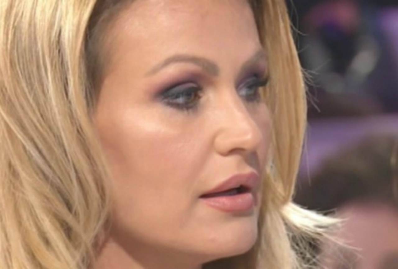 Eva Henger senza veli è irresistibile: “Così rischi davvero di farci morire”
