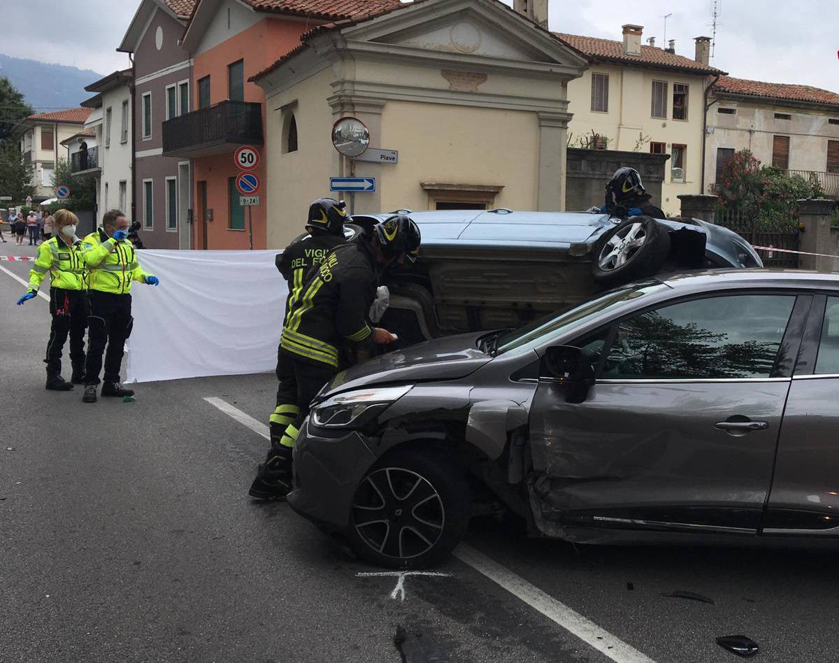 Una ragazza è rimasta schiacciata dall’auto su cui fuggiva dopo aver rubato un Rolex Una ragazza è rimasta schiacciata dall’auto su cui fuggiva dopo aver rubato un Rolex