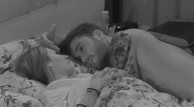 GF Vip, coccole tra Elisabetta Gregoraci e Pierpaolo Pretelli. Lui: “la tua presenza mi emoziona” GF Vip, coccole tra Elisabetta Gregoraci e Pierpaolo Pretelli. Lui: “la tua presenza mi emoziona”