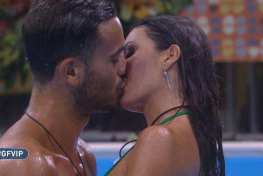 Gf Vip, quel bacio tra Elisabetta Gregoraci e Pierpaolo Petrelli fa già sperare Gf Vip, quel bacio tra Elisabetta Gregoraci e Pierpaolo Petrelli fa già sperare