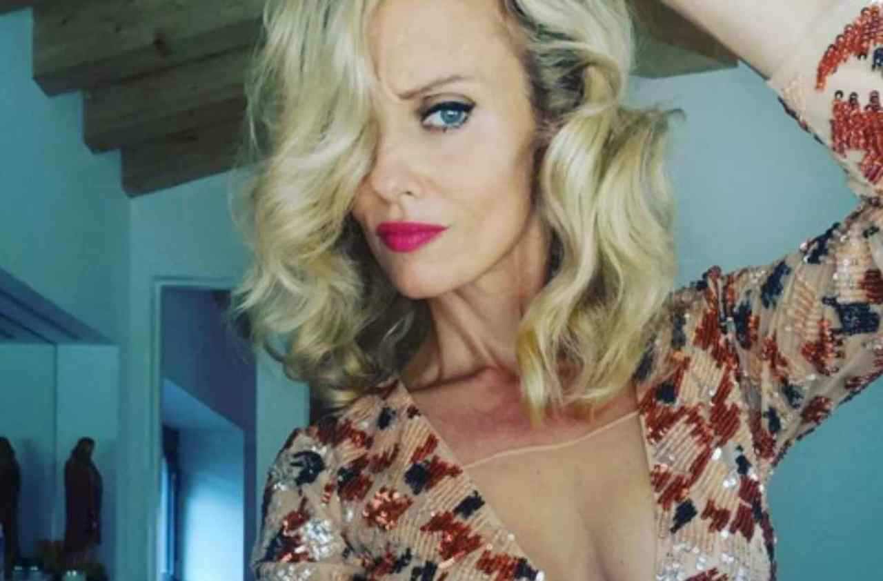 Justine Mattera fa impazzire il web: il body trasparente non copre nulla Justine Mattera fa impazzire il web: il body trasparente non copre nulla