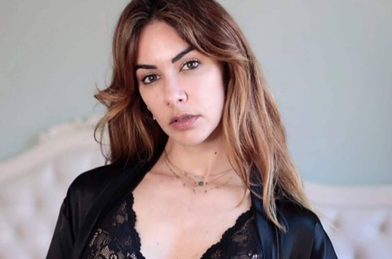 Melita Toniolo, il saluto ai fan è virale: la scollatura li distrae tutti Melita Toniolo, il saluto ai fan è virale: la scollatura li distrae tutti