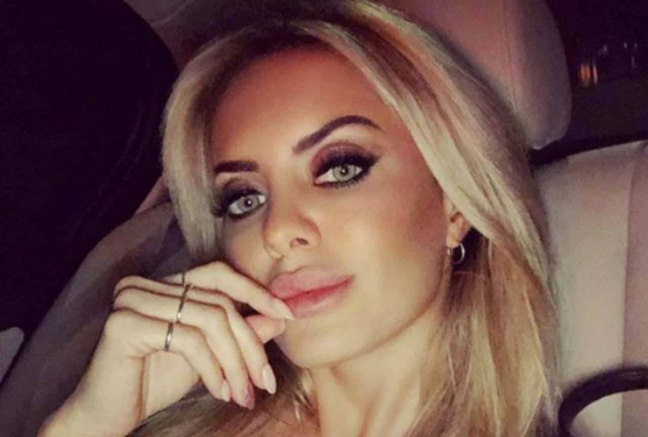 Elena Morali ricorda l’estate, il bikini mostra le sue curve: “Sei illegale” Elena Morali ricorda l’estate, il bikini mostra le sue curve: “Sei illegale”