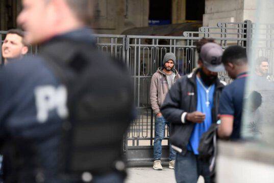 Milano, la madre di un rapinatore picchiato durante l’arresto denuncia gli agenti Milano, la madre di un rapinatore picchiato durante l’arresto denuncia gli agenti