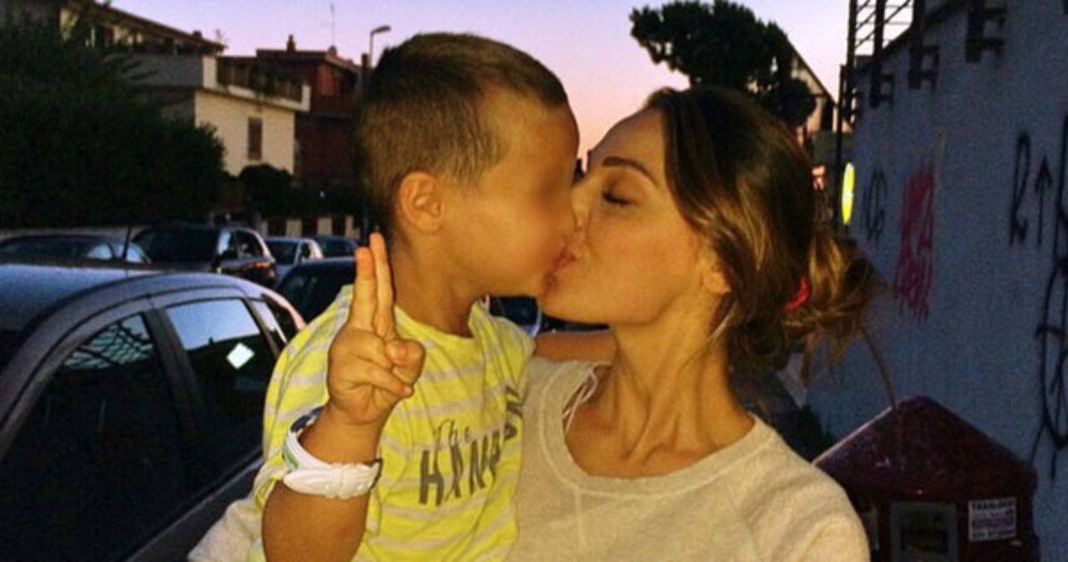 Anna Tatangelo: per la prima volta mostra il figlio in un giorno speciale