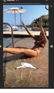 Elisabetta Canalis: esercizi bollenti in piscina durante la vacanza