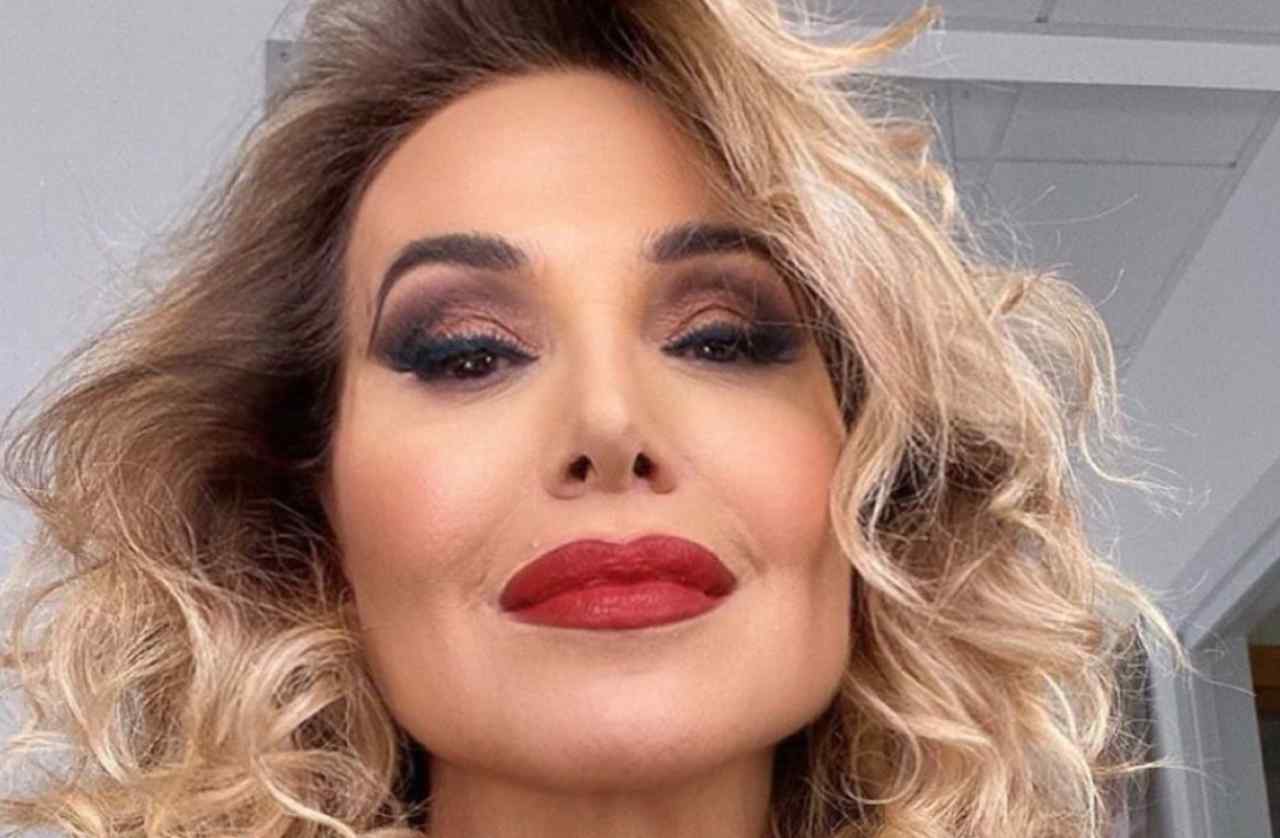 Barbara d’Urso: le gambe accavallate mostrano un dettaglio bollente che fa il giro del web