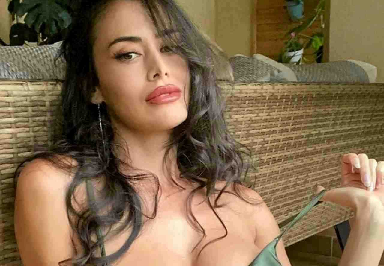 Eva Padlock, il vestito cade proprio lì… ma non basta! – FOTO Eva Padlock, il vestito cade proprio lì… ma non basta! – FOTO