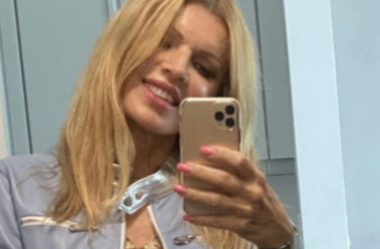 Rita Rusic senza limiti: sotto il giubbotto niente. I follower: “Meravigliosa” Rita Rusic senza limiti: sotto il giubbotto niente. I follower: “Meravigliosa”