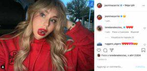 Jasmine Carrisi: rossetto rosso e linguetta "maliziosa" bloccano Instagram