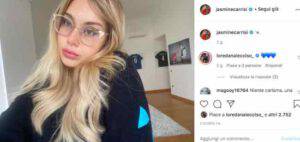 Jasmine Carrisi: rossetto rosso e linguetta "maliziosa" bloccano Instagram