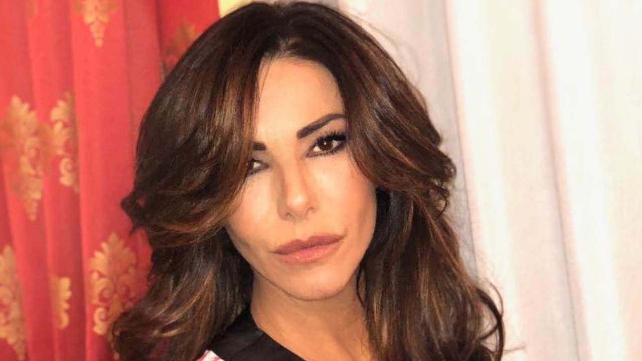 Emanuela Folliero in accappatoio per il suo bagno caldo: un dettaglio non sfugge ai fan Emanuela Folliero in accappatoio per il suo bagno caldo: un dettaglio non sfugge ai fan