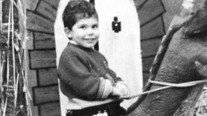 Un bambino a cavallo