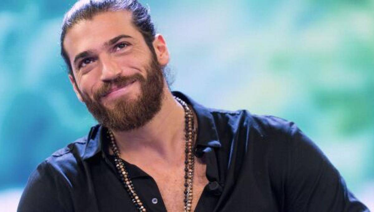 Can Yaman su Instagram lo confessa: "......Mi manca"