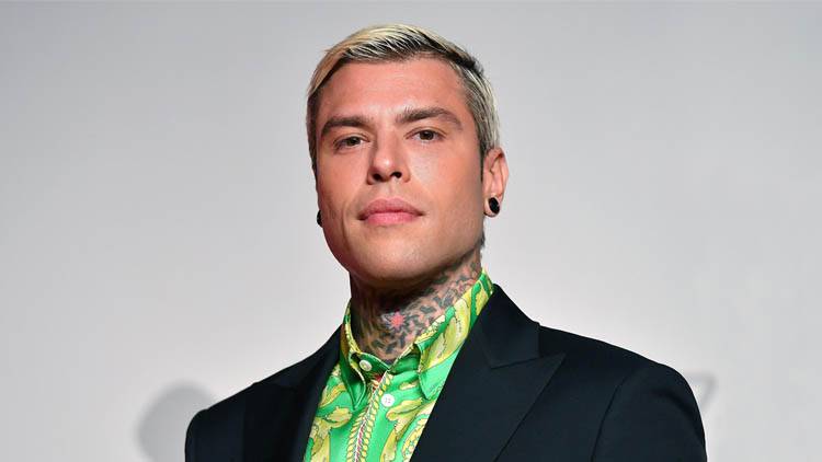 Fedez dona 5000 euro per strada a Milano