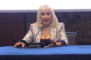 Raffaella Carrà shock in diretta :"Non va benissimo"-svelato cosa sta succedendo