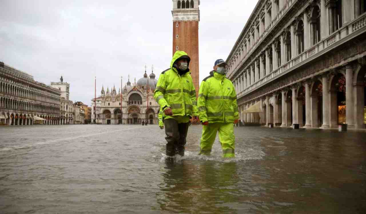 Acqua alta a Venezia, "situazione drammatica" per San Marco.