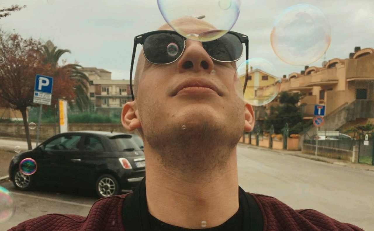 Saluta gli amici e cade dalle scale: Giacomo è morto così a 34 anni