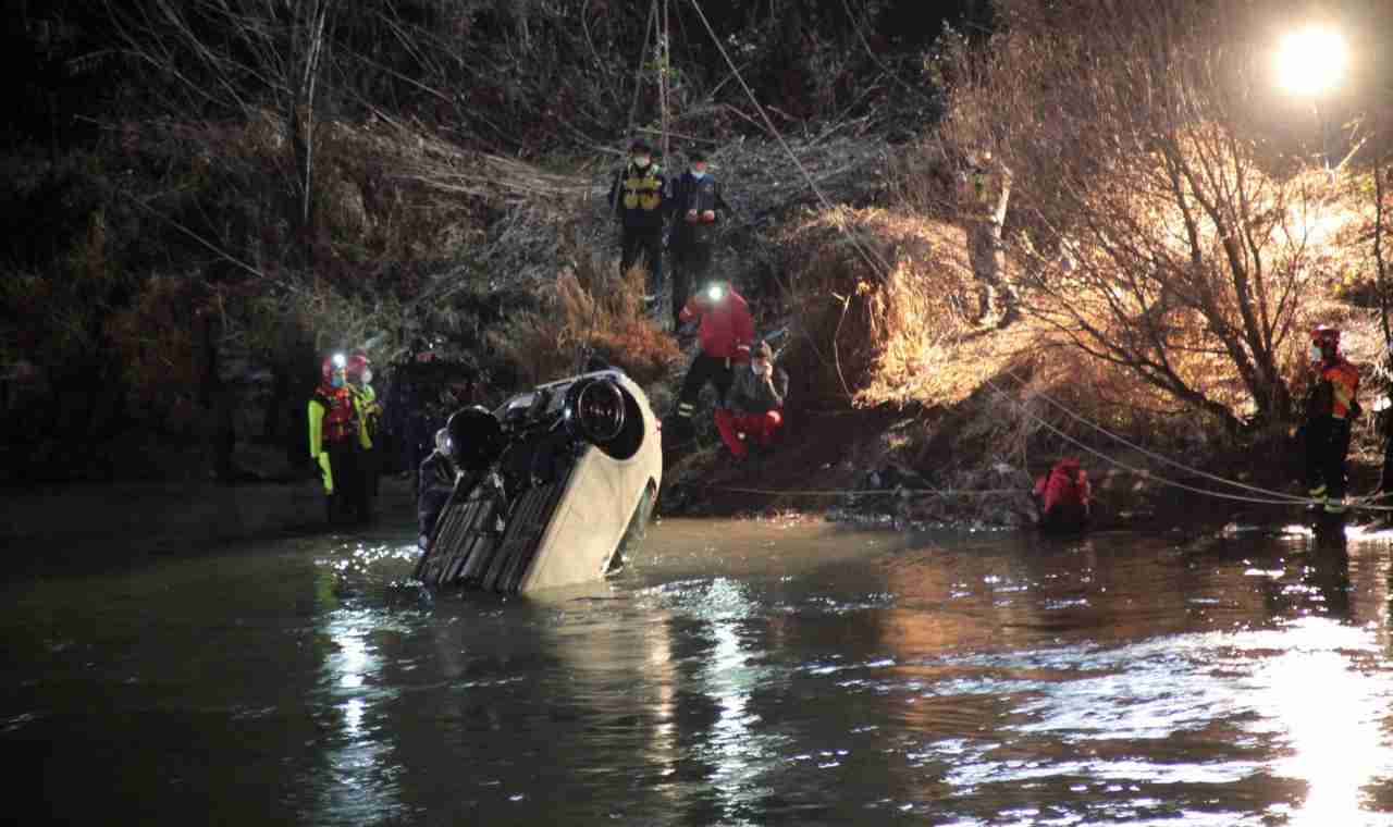 Madre e figlio muoiono precipitando con l'auto nel fiume Adige