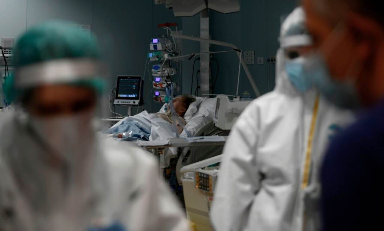 Taranto, medico ai parenti di malato Covid: Tra dieci minuti muore