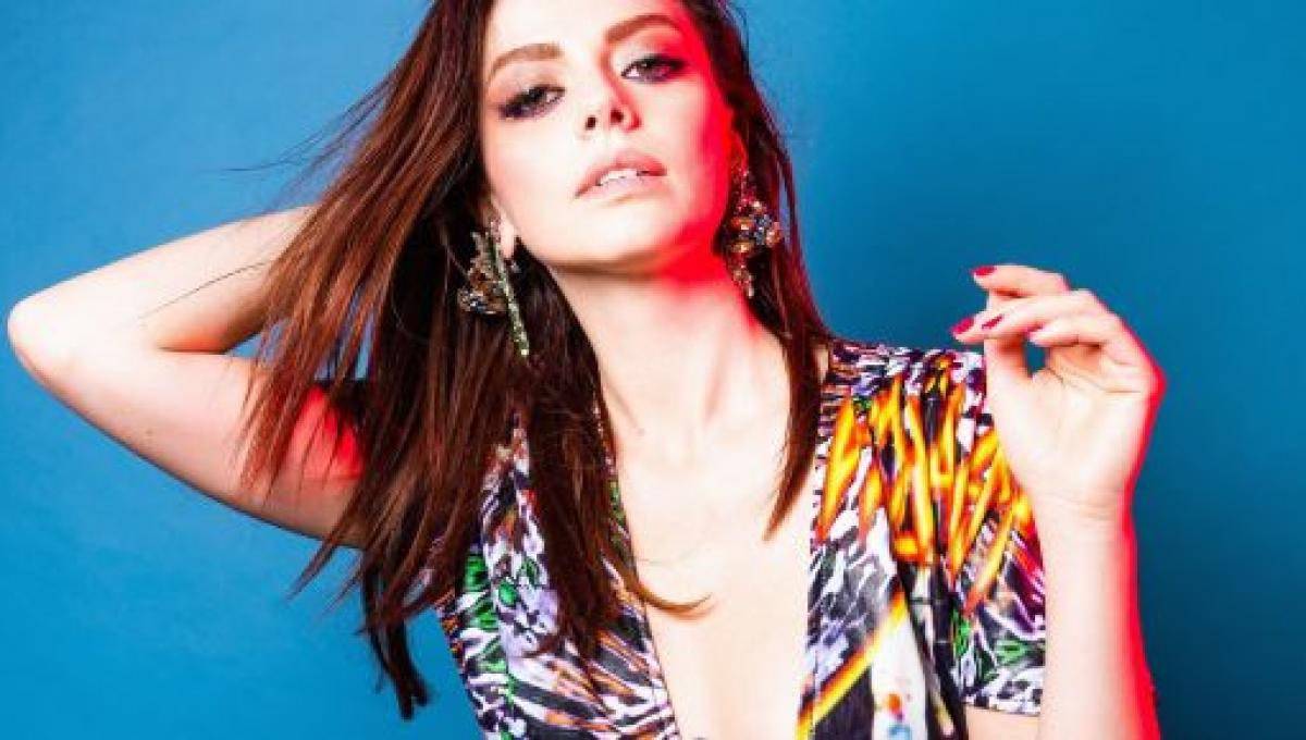 Annalisa Scarrone: la gonna è cortissima si vede tutto – FOTO Annalisa Scarrone: la gonna è cortissima si vede tutto – FOTO