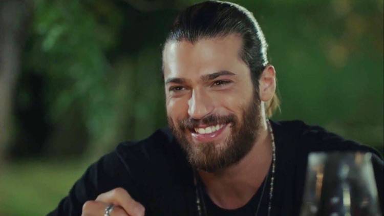 Can Yaman roma assembramenti di fan