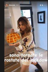 Elisabetta Canalis su Instagram: oltre alla crostata mostra ben altro!