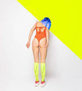Justine Mattera: saluta il 2021 con un costume sgambatissimo e lato b in primo piano