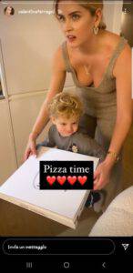 Valentina Ferragni: consegna la pizza a Leo ma è tutto in bella mostra