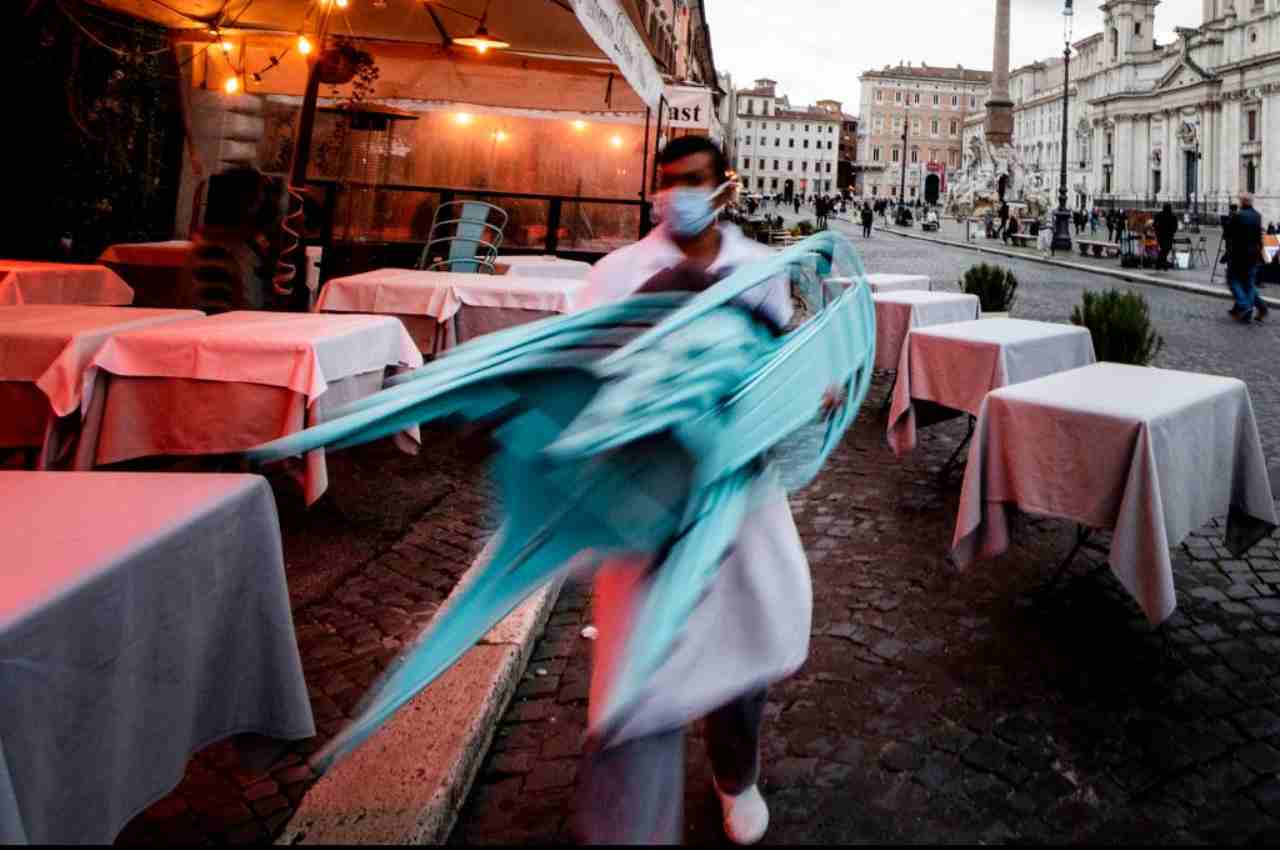 Venti multe in pochi giorni, ma il barista non abbassa la serranda