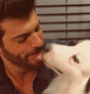 Can Yaman "lo bacia" su Instagram per inaugurare il 2021